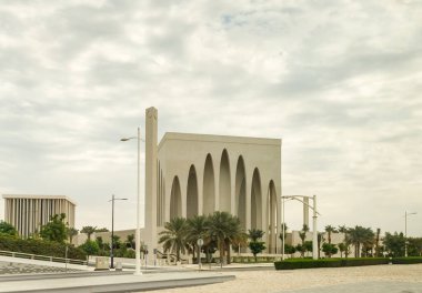Abu Dabi, Birleşik Arap Emirlikleri, 19 Mart 2023: Birleşik Arap Emirlikleri, Abu Dabi şehrindeki İmam el-Tayeb Camii 'nin bir turizm otobüsünün penceresinden görüntülenir.