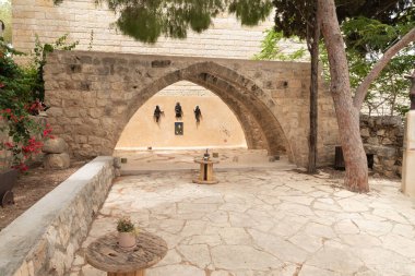 Hayfa, İsrail, Haziran 3, 2023: İsrail 'in kuzeyindeki Hayfa yakınlarındaki ünlü sanatçı köyünde yerel bir sanatçının yaptığı dekoratif eşyalarla süslenmiş küçük taş oyun alanı