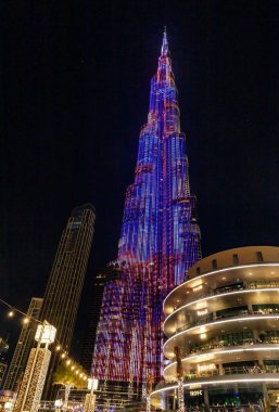 Dubai, Birleşik Arap Emirlikleri, 18 Mart 2023: Dünyanın en yüksek binasının ön cephesindeki ışıklardan yapılmış bir resmin gece görüşü - Dubai 'deki Burj Halife, Birleşik Arap Emirlikleri