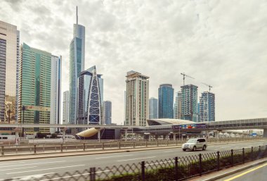 Dubai, Birleşik Arap Emirlikleri, 19 Mart 2023: Birleşik Arap Emirlikleri 'nin Dubai kentinin mimarisi üzerine bir turist otobüsünün penceresinden görüntü