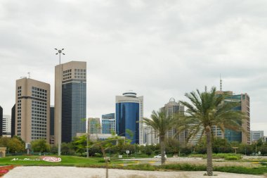 Abu Dabi, Birleşik Arap Emirlikleri, 19 Mart 2023: Birleşik Arap Emirlikleri 'nin Abu Dabi şehrinin mimarisi üzerine bir turist otobüsünün penceresinden görüntü