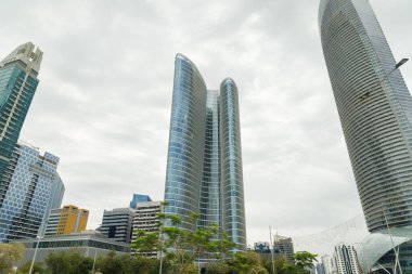 Abu Dabi, Birleşik Arap Emirlikleri, 19 Mart 2023: Birleşik Arap Emirlikleri 'nin Abu Dabi şehrinin mimarisi üzerine bir turist otobüsünün penceresinden görüntü