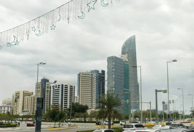 Abu Dabi, Birleşik Arap Emirlikleri, 19 Mart 2023: Birleşik Arap Emirlikleri 'nin Abu Dabi şehrinin mimarisi üzerine bir turist otobüsünün penceresinden görüntü