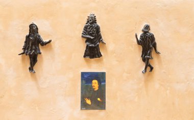 Hayfa, İsrail, 3 Haziran 2023: İsrail 'in kuzeyindeki Hayfa yakınlarındaki ünlü sanatçı köyünde yerel sanatçıların ürünleriyle süslenmiş duvar