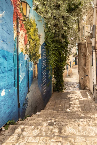 安全な イスラエル 7月01日2023 イスラエル北部の安全な都市の古い部分の静かなハイアリ通りの石造りの舗装と家屋 — ストック写真