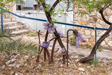 Hayfa, İsrail, Haziran 3, 2023: İsrail 'in kuzeyindeki Hayfa yakınlarındaki ünlü sanatçı köyünde yerel bir sanatçı tarafından yapılan demir borulardan ve plastik şişelerden çiçekler
