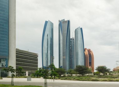 Abu Dabi, Birleşik Arap Emirlikleri, 19 Mart 2023: Birleşik Arap Emirlikleri 'nin Abu Dabi şehrinin mimarisi üzerine bir turist otobüsünün penceresinden görüntü