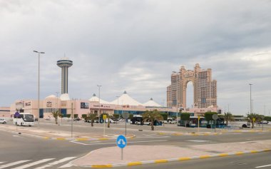 Abu Dabi, Birleşik Arap Emirlikleri, 19 Mart 2023: Birleşik Arap Emirlikleri, Abu Dabi şehrindeki Rixos Marina Abu Dabi Oteli ve Marina AVM 'deki bir turist otobüsünün penceresinden görüntü