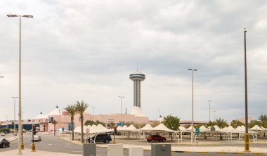 Abu Dabi, Birleşik Arap Emirlikleri, 19 Mart 2023: Abu Dabi, Birleşik Arap Emirlikleri 'ndeki Marina AVM' de bir turist otobüsünün penceresinden görüntü