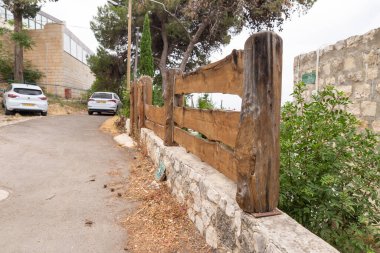 Hayfa, İsrail, 3 Haziran 2023: İsrail 'in kuzeyindeki Hayfa yakınlarındaki ünlü sanatçı köyünde yerel bir sanatçı tarafından yapılan dekoratif ahşap çit