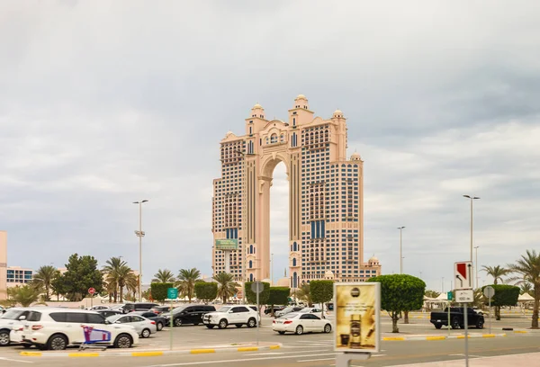 Abu Dabi, Birleşik Arap Emirlikleri, 19 Mart 2023: Abu Dabi şehrindeki Rixos Marina Abu Dabi Oteli 'nde bir turist otobüsünün penceresinden görüntü