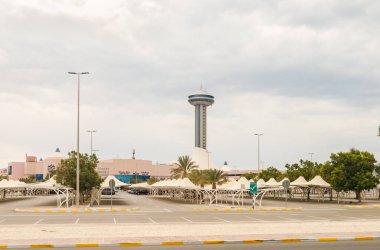 Abu Dabi, Birleşik Arap Emirlikleri, 19 Mart 2023: Abu Dabi, Birleşik Arap Emirlikleri 'ndeki Marina AVM' de bir turist otobüsünün penceresinden görüntü