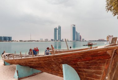 Abu Dabi, Birleşik Arap Emirlikleri, 19 Mart 2023: Abu Dabi şehrindeki Heritable Village Abu Dabi müzesinin bahçesinde eski bir Arap teknesinin modeli duruyor.