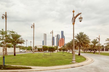 Abu Dabi, Birleşik Arap Emirlikleri, 19 Mart 2023: Birleşik Arap Emirlikleri, Abu Dabi şehrindeki başkanlık sarayının girişindeki dekoratif bahçedeki bir turist otobüsünün penceresinden bakın.