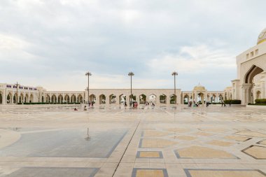 Abu Dabi, Birleşik Arap Emirlikleri, 19 Mart 2023: başkanlık sarayının önündeki kare - Abu Dabi şehrindeki Qasr Al Watan, Birleşik Arap Emirlikleri