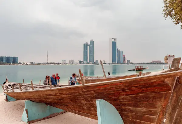 アブダビ アラブ首長国連邦 2023年3月19日 古いアラブのボートのモデルは アブダビの都市アブダビ博物館の庭に立っています アラブ首長国連邦 — ストック写真