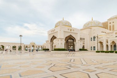 Abu Dabi, Birleşik Arap Emirlikleri, 19 Mart 2023: başkanlık sarayının önündeki kare - Abu Dabi şehrindeki Qasr Al Watan, Birleşik Arap Emirlikleri