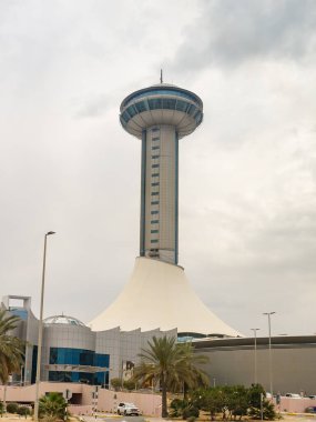 Abu Dabi, Birleşik Arap Emirlikleri, 19 Mart 2023: Abu Dabi, Birleşik Arap Emirlikleri 'ndeki Marina AVM' de bir turist otobüsünün penceresinden görüntü