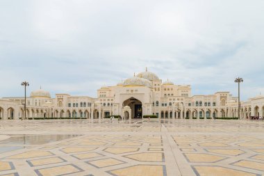 Abu Dabi, Birleşik Arap Emirlikleri, 19 Mart 2023: başkanlık sarayının önündeki kare - Abu Dabi şehrindeki Qasr Al Watan, Birleşik Arap Emirlikleri