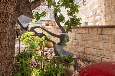 Hayfa, İsrail, Haziran 3, 2023: İsrail 'in kuzeyindeki Hayfa yakınlarındaki ünlü sanatçı köyünde yerel bir sanatçı tarafından kanatlarını çırpan bir meleği tasvir eden soyut taş heykel