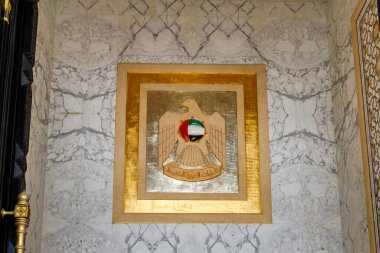 Abu Dabi, Birleşik Arap Emirlikleri, 19 Mart 2023: Birleşik Arap Emirlikleri, Birleşik Arap Emirlikleri, Abu Dabi şehrindeki başkanlık sarayının ana girişinde BAE 'nin arma arması.