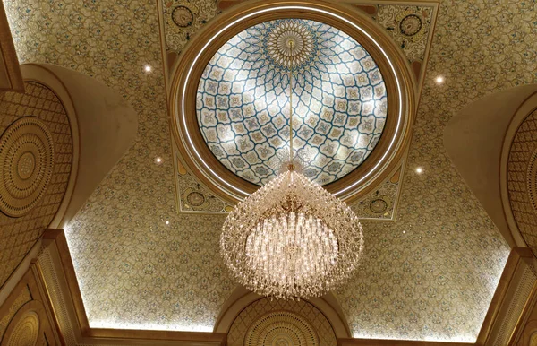 アブダビ アラブ首長国連邦 2023年3月19日 大統領宮殿のホールにぶら下がる巨大な装飾的なクリスタルシャンデリア アブダビの都市 アラブ首長国連邦 — ストック写真