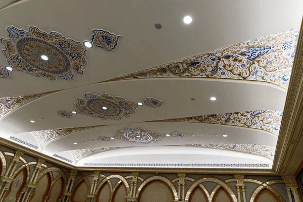 Abu Dhabi Verenigde Arabische Emiraten Maart 2023 Decoratief Versierd Plafond — Stockfoto