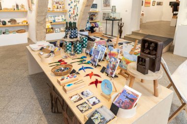 Hayfa, İsrail, 3 Haziran 2023: İsrail 'in kuzeyinde Hayfa yakınlarındaki ünlü sanatçı köyü Ein Hod' daki mağazada satılık heykellerin ve diğer sergilerin kopyaları indirgendi