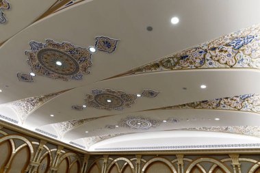 Abu Dabi, Birleşik Arap Emirlikleri, 19 Mart 2023: Birleşik Arap Emirlikleri, Abu Dabi şehrindeki başkanlık sarayındaki toplantı odasında dekore edilmiş tavan.