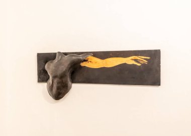 Hayfa, İsrail, Haziran 3, 2023: İsrail 'in kuzeyindeki Hayfa yakınlarındaki ünlü sanatçı köyünde yerel bir sanatçı tarafından yapılan insan vücudunu tasvir eden stilize sergi