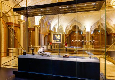 Abu Dabi, Birleşik Arap Emirlikleri, 19 Mart 2023: Diğer ülkelerden başkana hediyeler Abu Dabi 'deki başkanlık sarayında sergileniyor - Qasr Al Watan, Birleşik Arap Emirlikleri