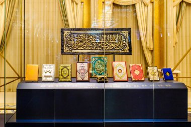 Abu Dabi, Birleşik Arap Emirlikleri, 19 Mart 2023: Diğer ülkelerden başkana hediyeler Abu Dabi 'deki başkanlık sarayında sergileniyor - Qasr Al Watan, Birleşik Arap Emirlikleri