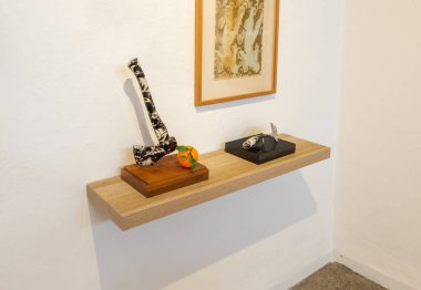 Hayfa, İsrail, Haziran 3, 2023: İsrail 'in kuzeyindeki Hayfa yakınlarındaki ünlü sanatçı köyünde yerel bir sanatçı tarafından yapılmış bir balta ve bir portakal ile bir inşaat malası tasvir edilen stilize edilmiş sergiler