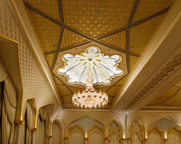 Abu Dhabi Vereinigte Arabische Emirate März 2023 Riesiger Dekorativer Kristallluster — Stockfoto