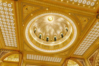 Abu Dabi, Birleşik Arap Emirlikleri, 19 Mart 2023: Birleşik Arap Emirlikleri, Abu Dabi şehrindeki başkanlık sarayının süslü tavanının ihtişamı