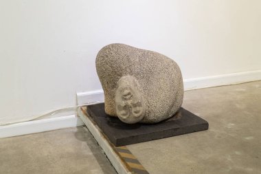 Hayfa, İsrail, Haziran 3, 2023: İsrail 'in kuzeyindeki Hayfa yakınlarındaki ünlü sanatçı köyünde yerel bir sanatçı tarafından yapılan bir sergiyi tasvir etmek