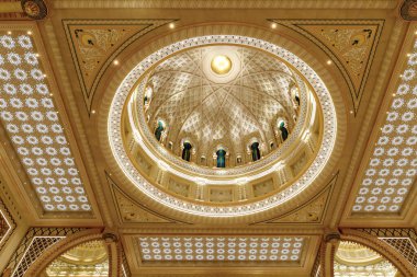 Abu Dabi, Birleşik Arap Emirlikleri, 19 Mart 2023: Birleşik Arap Emirlikleri, Abu Dabi şehrindeki başkanlık sarayının süslü tavanının ihtişamı