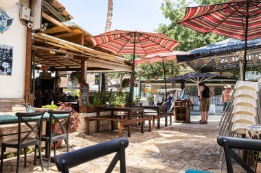 Zikhron Yaakov, İsrail, Temmuz 2023: İsrail 'in kuzeyindeki Zikhron Yaakov şehrinde küçük barları ve dinlenme yerleri olan Hameyasdim caddesine bakın.