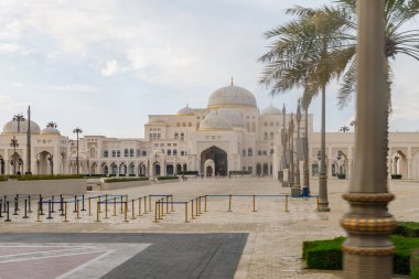 Abu Dabi, Birleşik Arap Emirlikleri, 19 Mart 2023: Birleşik Arap Emirlikleri, Abu Dabi şehrindeki Qasr Al Watan başkanlık sarayındaki bir turist otobüsünün penceresinden görüntü