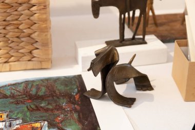 Hayfa, İsrail, Haziran 3, 2023: İsrail 'in kuzeyindeki Hayfa yakınlarındaki ünlü sanatçı köyünde yerel bir ressam tarafından yapılan bir köpeğin tasvir edildiği stilize metal sergisi