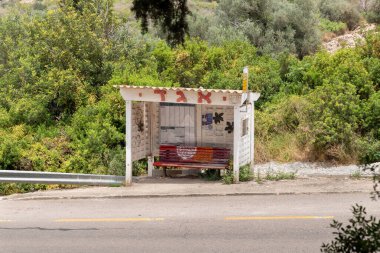 Hayfa, İsrail, 3 Haziran 2023: İsrail 'in kuzeyindeki Hayfa yakınlarındaki ünlü sanatçı köyü Ein Hod yakınlarında dekoratif boyanmış otobüs durağı
