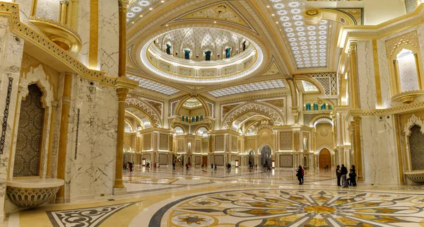Abu Dhabi Zjednoczone Emiraty Arabskie Marca 2023 Wspaniałe Wnętrze Pałacu — Zdjęcie stockowe