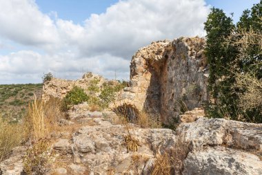Kuzey İsrail 'deki Yukarı Celile' deki Haçlı Kalesi 'nin harabelerinde bulunan Tötonik Düzenin Büyük Efendileri' nin evinin avlusundaki büyük bir yemek odasının kalıntıları.