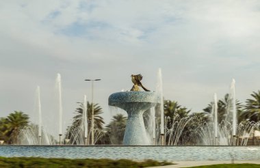 Abu Dabi, Birleşik Arap Emirlikleri, 19 Mart 2023: Birleşik Arap Emirlikleri 'nde Abu Dabi meydanındaki dekoratif çeşmenin üzerindeki bir turist otobüsünün penceresinden görüntü