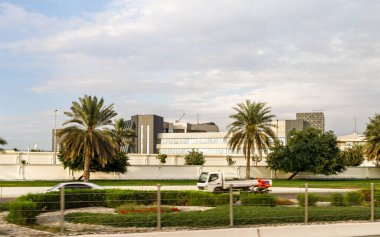 Abu Dabi, Birleşik Arap Emirlikleri, 19 Mart 2023: Abu Dabi şehrinin etkileyici mimarisi, Birleşik Arap Emirlikleri 'nin bir turist otobüsünün penceresinden görüntüsü