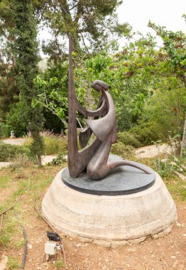 Hayfa, İsrail, 3 Haziran 2023: Victor Halvani 'nin soyut heykeli - David, Haifa yakınlarındaki ünlü sanatçı köyünde arp çalıyor