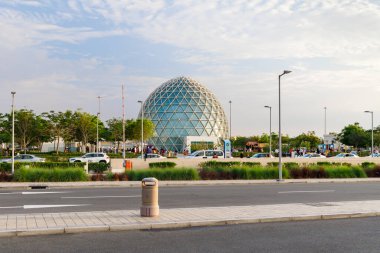 Abu Dabi, Birleşik Arap Emirlikleri, 19 Mart 2023: Birleşik Arap Emirlikleri, Abu Dabi şehrindeki Şeyh Zayed Büyük Camii 'ndeki bir turizm salonunda batan güneşin ışınlarına bakın.