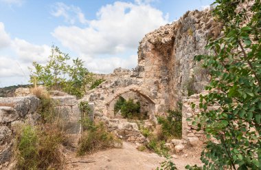 Kuzey İsrail 'deki Yukarı Celile' deki Haçlı Kalesi 'nin harabelerinde bulunan Tötonik Düzenin Büyük Efendileri' nin evinin avlusundaki büyük bir yemek odasının kalıntıları.