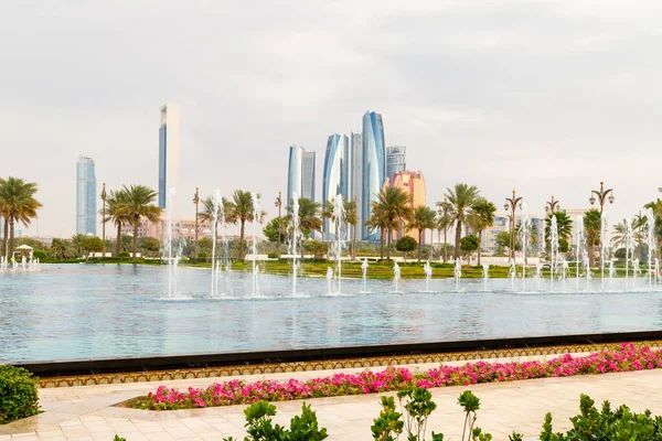 Abu Dhabi Emirados Árabes Unidos Março 2023 Fonte Decorativa Jardim — Fotografia de Stock