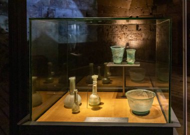 Acre, İsrail, 17 Haziran 2023: Roma döneminden kalma eserler İsrail 'in kuzeyindeki Acre kentindeki Tapınak Kalesinde sergileniyor